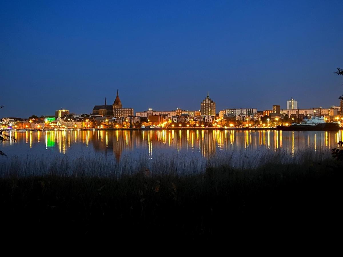 Traumwohnung Mit Stadthafen-Panorama! Zwei Schlafzimmer, Parkplatz Rostock Exterior foto